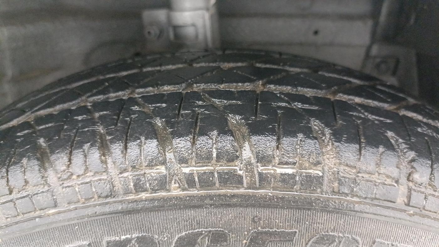 2015 Maruti Swift LXI (O), Petrol, Manual, 32,701 km, Right Front Tyre Tread