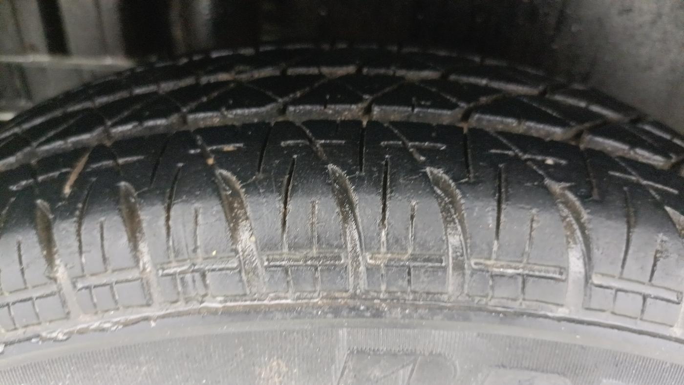 2015 Maruti Swift LXI (O), Petrol, Manual, 32,701 km, Right Rear Tyre Tread