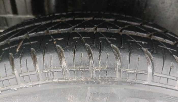 2015 Maruti Swift LXI (O), Petrol, Manual, 32,701 km, Right Rear Tyre Tread