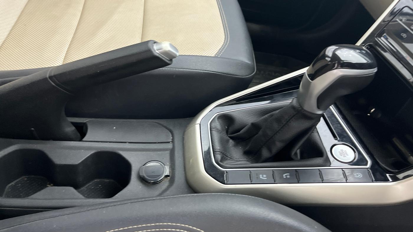 2022 Volkswagen VIRTUS TOPLINE TSI 1.0 AT, Petrol, Automatic, 92,418 km, Gear Lever