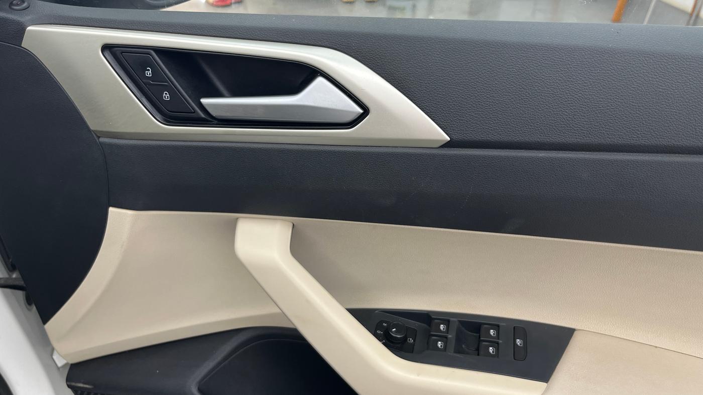 2022 Volkswagen VIRTUS TOPLINE TSI 1.0 AT, Petrol, Automatic, 92,418 km, Driver Side Door Panels Control