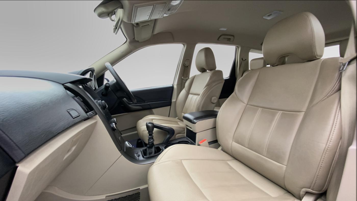 2017 Mahindra XUV500 W8 FWD, Diesel, Manual, 46,576 km, Right Side Front Door Cabin View