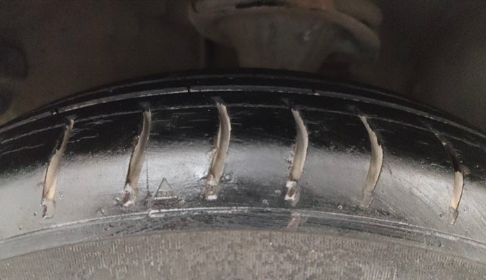 2013 Hyundai i10 SPORTZ 1.2 AT, Petrol, Automatic, 74,410 km, Left Front Tyre Tread