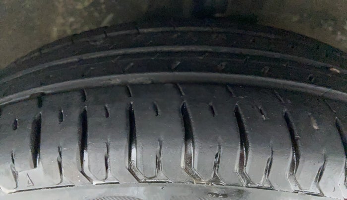 2011 Maruti Swift LXI, Petrol, Manual, 97,383 km, Right Front Tyre Tread