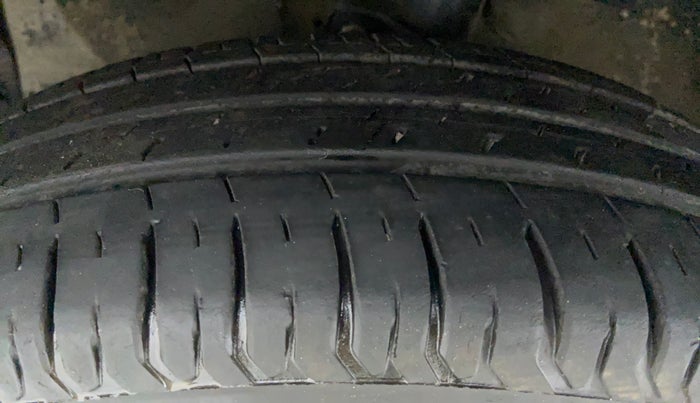 2011 Maruti Swift LXI, Petrol, Manual, 97,383 km, Left Front Tyre Tread