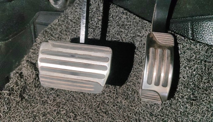 2018 Mahindra XUV500 W11 AT, Diesel, Automatic, 81,037 km, Pedals