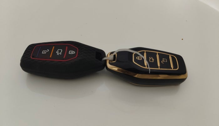 2018 Mahindra XUV500 W11 AT, Diesel, Automatic, 81,037 km, Key Close Up