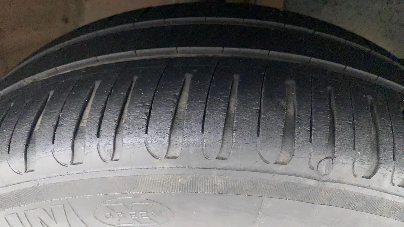 2017 Mahindra Kuv100 K6 PLUS D 6 STR, Diesel, Manual, 1,23,152 km, Right Front Tyre Tread