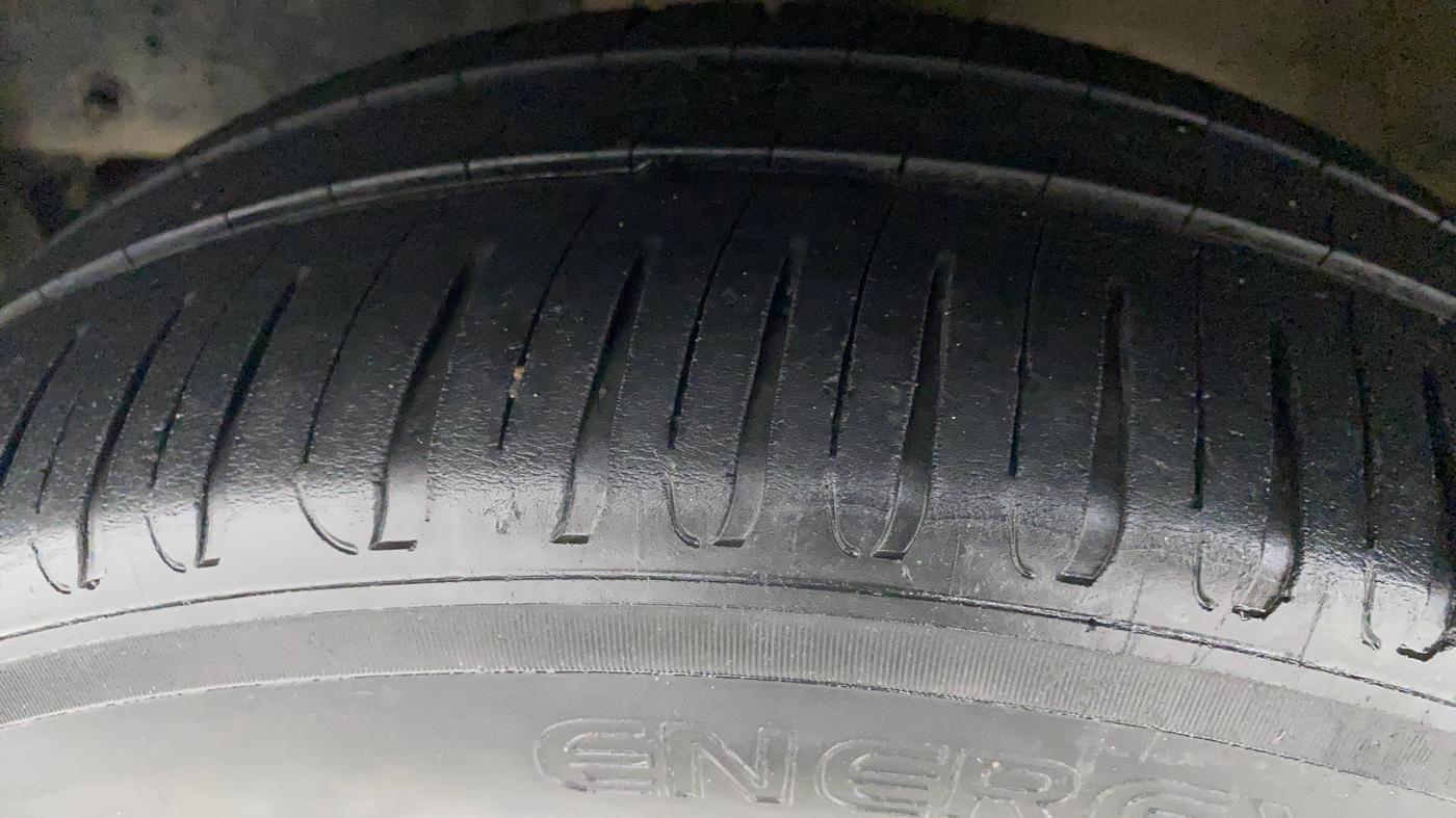 2017 Mahindra Kuv100 K6 PLUS D 6 STR, Diesel, Manual, 1,23,152 km, Left Front Tyre Tread