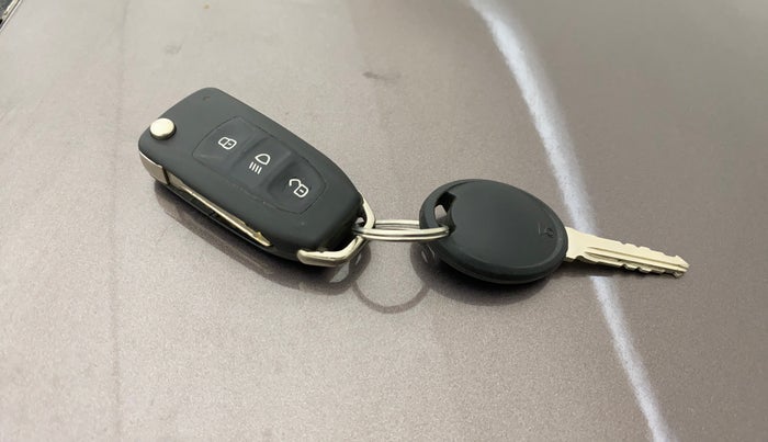 2016 Tata Tiago XZ PETROL, CNG, Manual, 97,724 km, Key Close Up