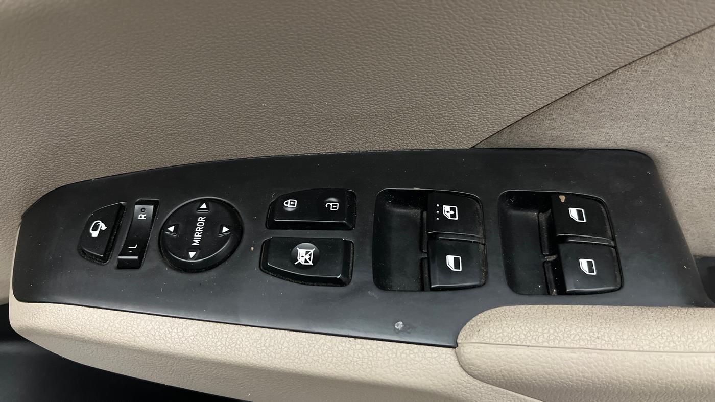 2019 Hyundai Verna 1.6 VTVT SX + AT, Petrol, Automatic, 81,425 km, Driver Side Door Panels Control