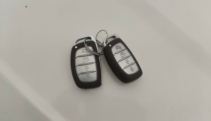 2019 Hyundai VENUE SX 1.0 (O) TURBO, Petrol, Manual, 43,077 km, Key Close Up