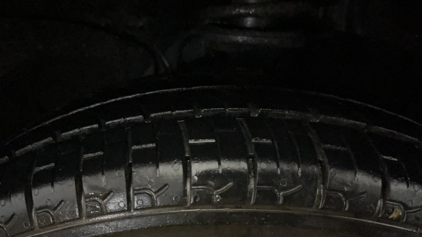 2021 Maruti Alto LXI CNG, CNG, Manual, 61,105 km, Left Front Tyre Tread