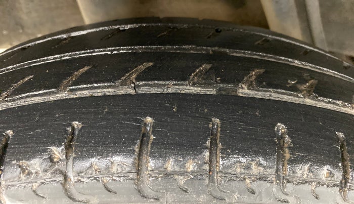 2017 Renault Kwid 1.0 RXT, Petrol, Manual, 42,516 km, Right Rear Tyre Tread