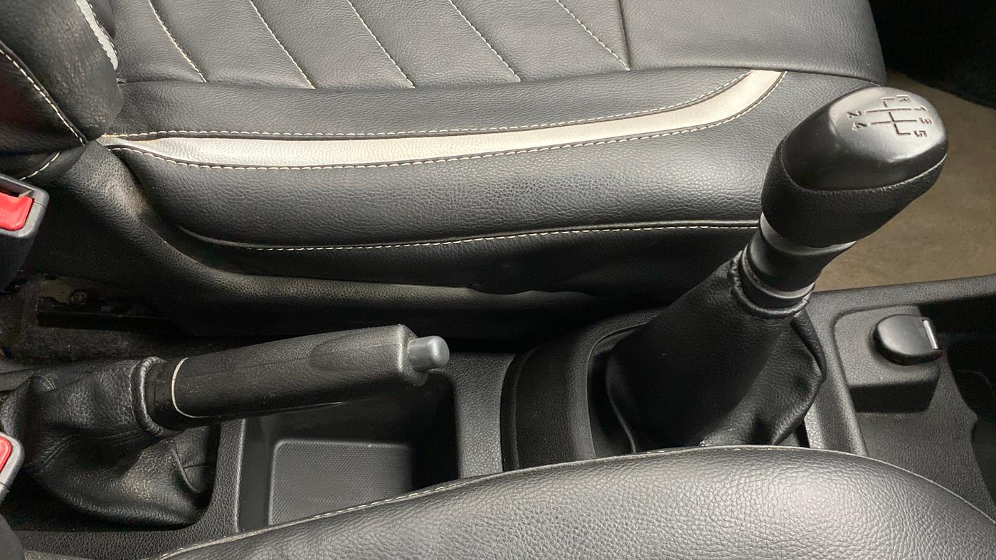 2017 Renault Kwid 1.0 RXT, Petrol, Manual, 42,516 km, Gear Lever
