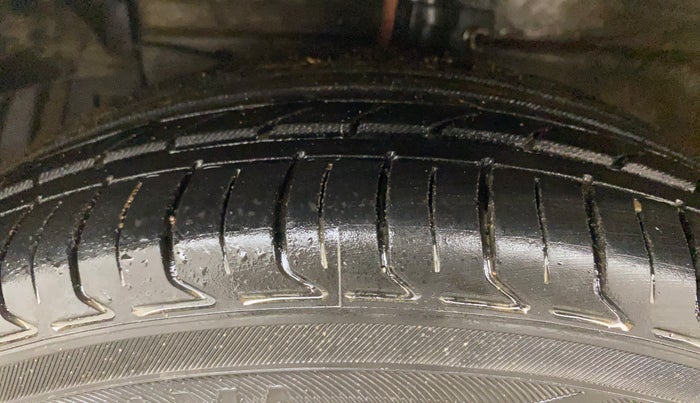 2016 Maruti Ciaz VDI+ SHVS, Diesel, Manual, 1,18,363 km, Left Front Tyre Tread