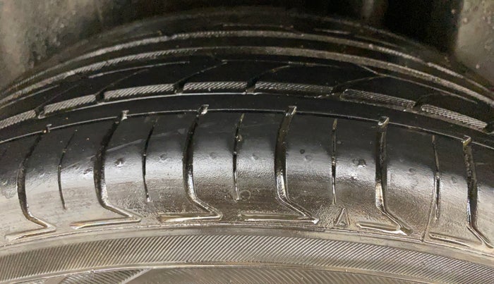 2016 Maruti Ciaz VDI+ SHVS, Diesel, Manual, 1,18,363 km, Left Rear Tyre Tread