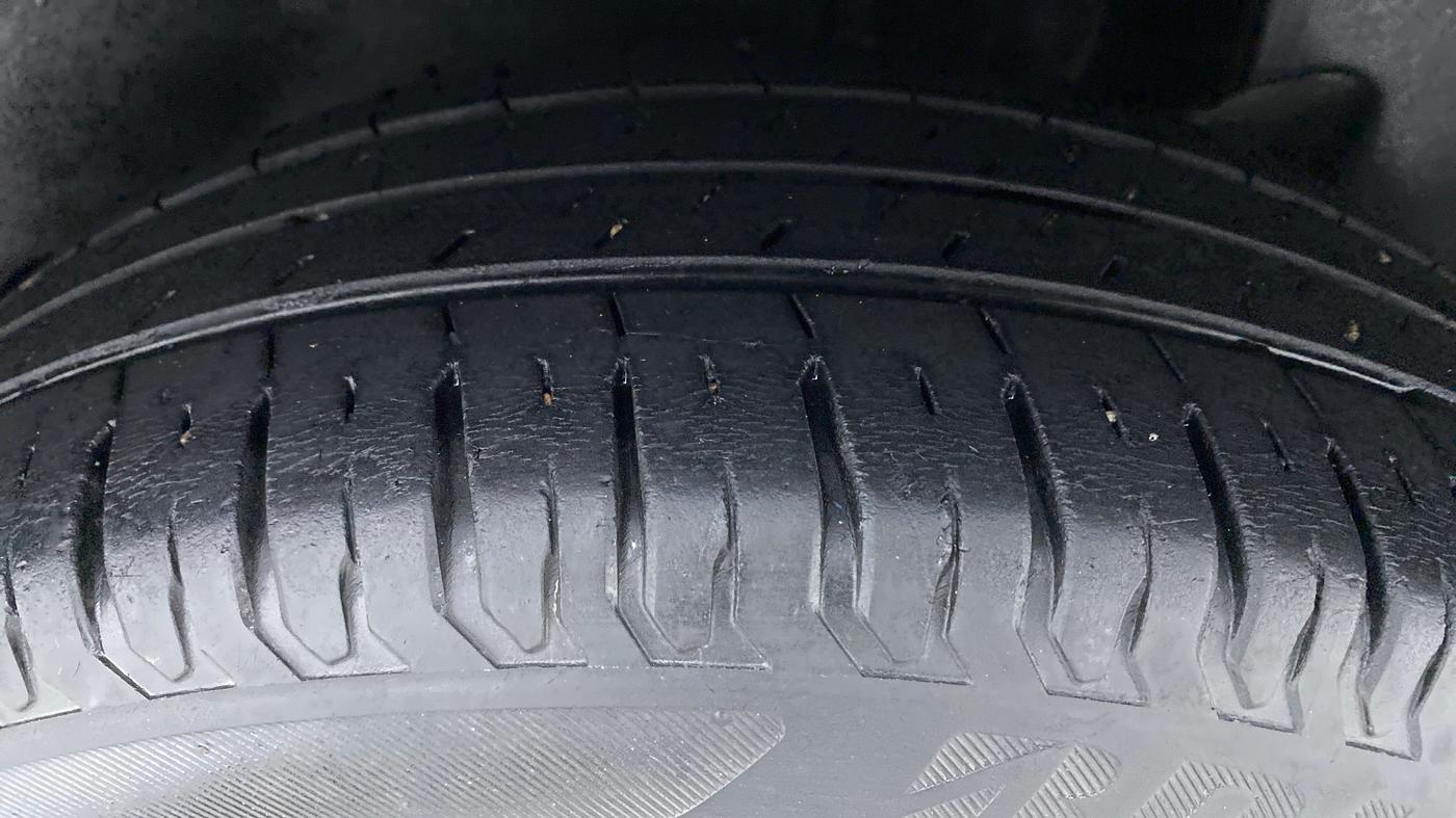 2018 Maruti Dzire ZXI, Petrol, Manual, 33,047 km, Left Rear Tyre Tread