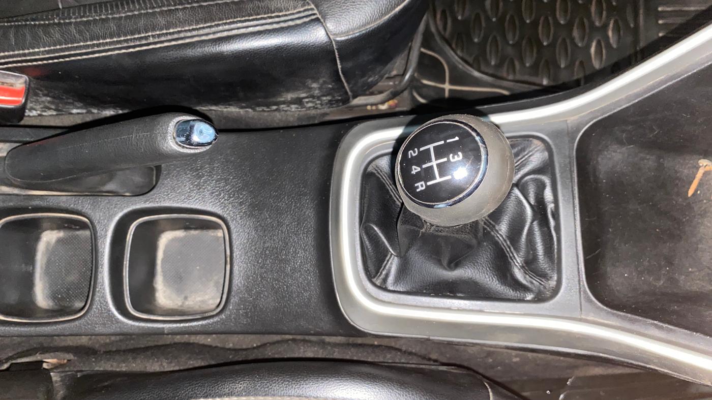 2016 Maruti S Cross ALPHA 1.3, Diesel, Manual, 76,018 km, Gear Lever