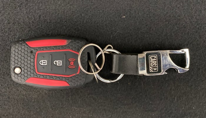 2020 Mahindra XUV300 1.2 W8 OPT, Petrol, Manual, 26,776 km, Key Close Up