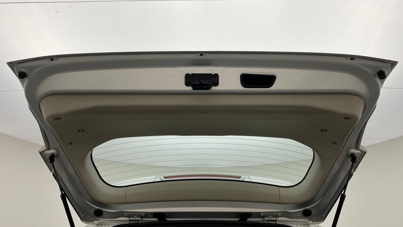 2020 Mahindra XUV300 1.2 W8 OPT, Petrol, Manual, 26,776 km, Boot Door Open