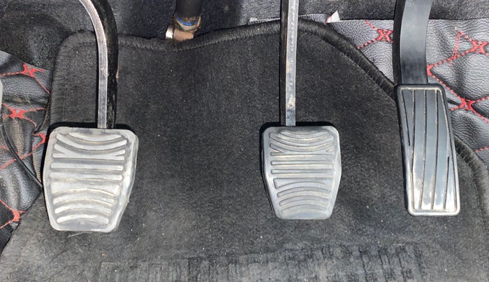 2020 Mahindra XUV300 1.2 W8 OPT, Petrol, Manual, 26,776 km, Pedals