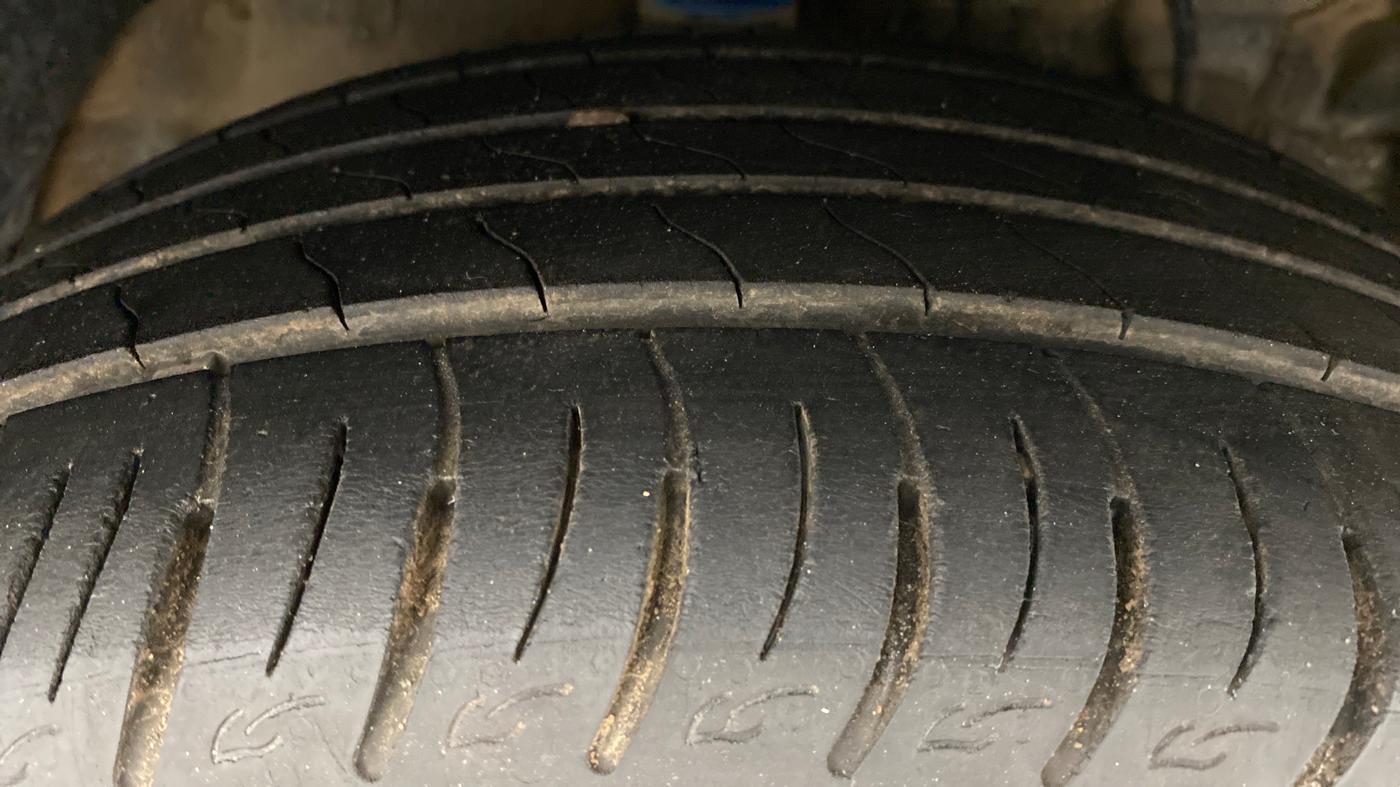 2020 Mahindra XUV300 1.2 W8 OPT, Petrol, Manual, 26,776 km, Right Front Tyre Tread