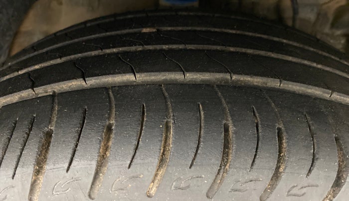 2020 Mahindra XUV300 1.2 W8 OPT, Petrol, Manual, 26,776 km, Right Front Tyre Tread