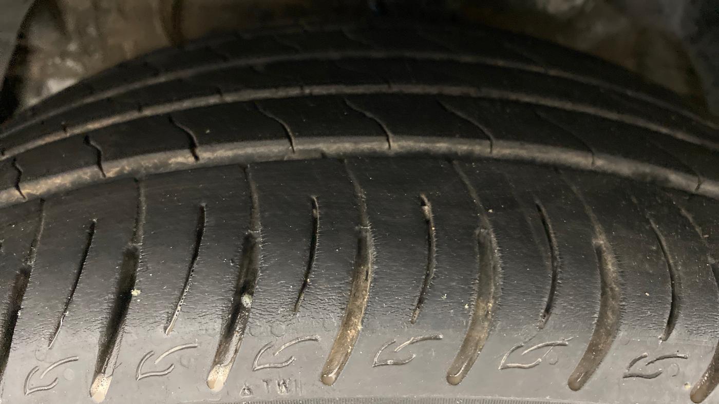 2020 Mahindra XUV300 1.2 W8 OPT, Petrol, Manual, 26,776 km, Left Front Tyre Tread
