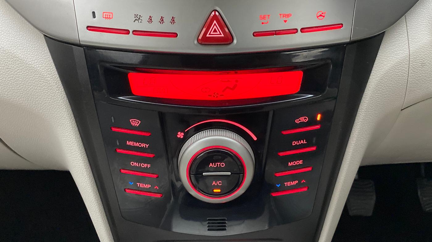 2020 Mahindra XUV300 1.2 W8 OPT, Petrol, Manual, 26,776 km, Automatic Climate Control