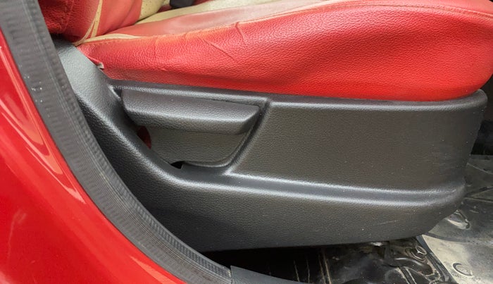 2017 Hyundai Eon MAGNA +, Petrol, Manual, 1,07,046 km, Driver Side Adjustment Panel