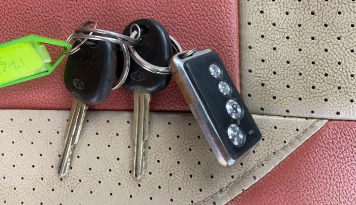 2017 Hyundai Eon MAGNA +, Petrol, Manual, 1,07,046 km, Key Close Up