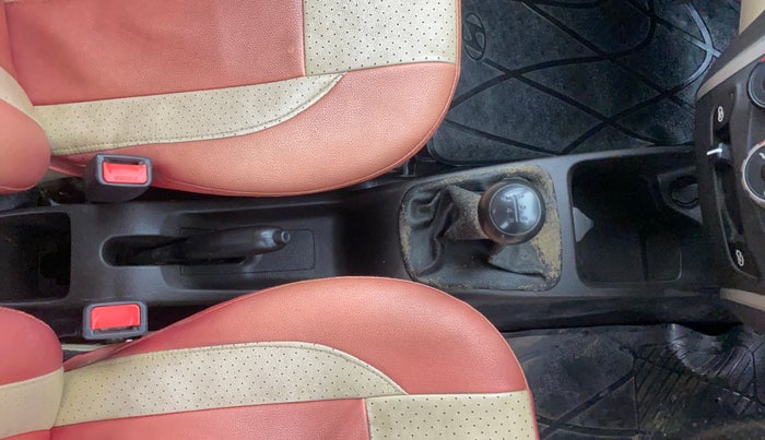 2017 Hyundai Eon MAGNA +, Petrol, Manual, 1,07,046 km, Gear Lever