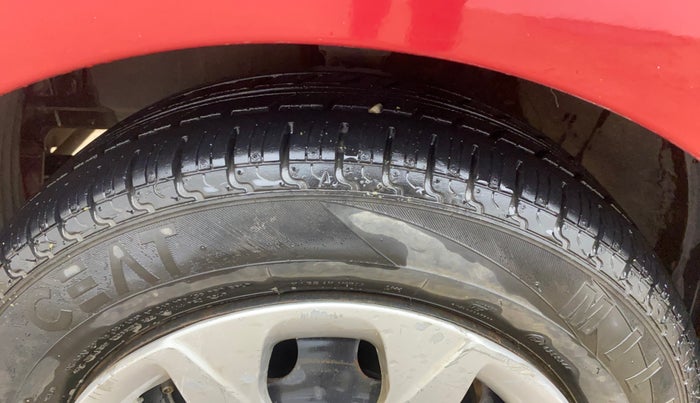 2017 Hyundai Eon MAGNA +, Petrol, Manual, 1,07,046 km, Left Front Tyre Tread