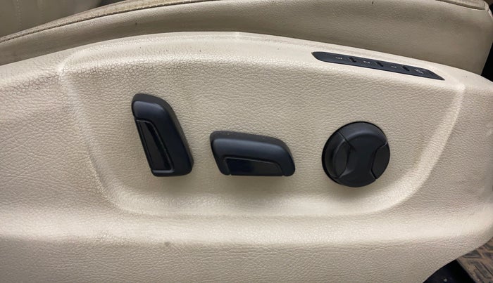 2017 Skoda Octavia 2.0 TDI L&K AT, Diesel, Automatic, 69,518 km, Driver Side Adjustment Panel