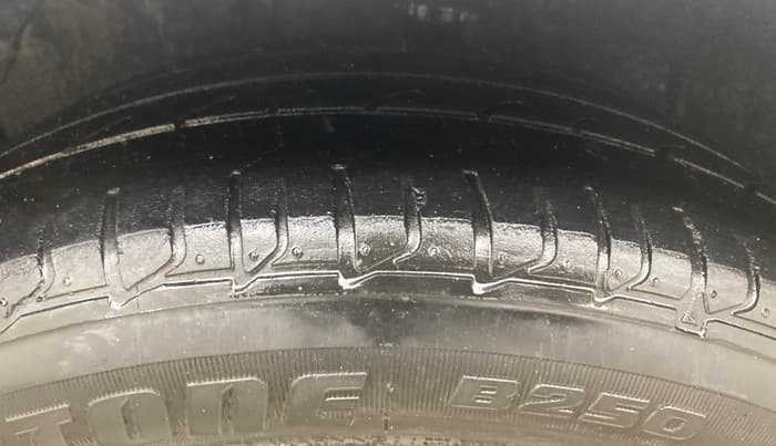 2016 Hyundai Verna 1.6 VTVT SX, Petrol, Manual, 1,06,282 km, Left Front Tyre Tread