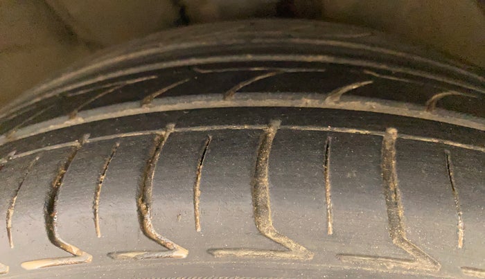 2013 Hyundai Verna FLUIDIC 1.6 CRDI SX, Diesel, Manual, 1,03,716 km, Right Front Tyre Tread