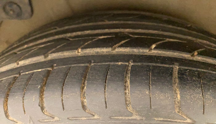 2013 Hyundai Verna FLUIDIC 1.6 CRDI SX, Diesel, Manual, 1,03,716 km, Right Rear Tyre Tread