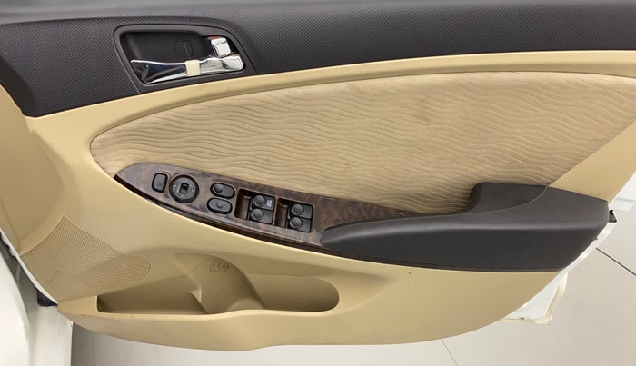 2013 Hyundai Verna FLUIDIC 1.6 CRDI SX, Diesel, Manual, 1,03,716 km, Driver Side Door Panels Control