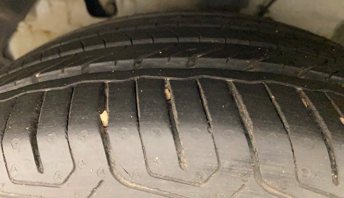2013 Hyundai Verna FLUIDIC 1.6 CRDI SX, Diesel, Manual, 1,03,716 km, Left Front Tyre Tread