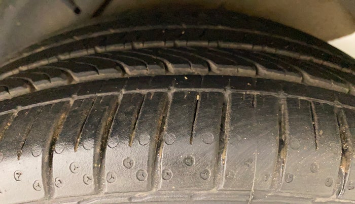 2013 Hyundai Verna FLUIDIC 1.6 CRDI SX, Diesel, Manual, 1,03,716 km, Left Rear Tyre Tread