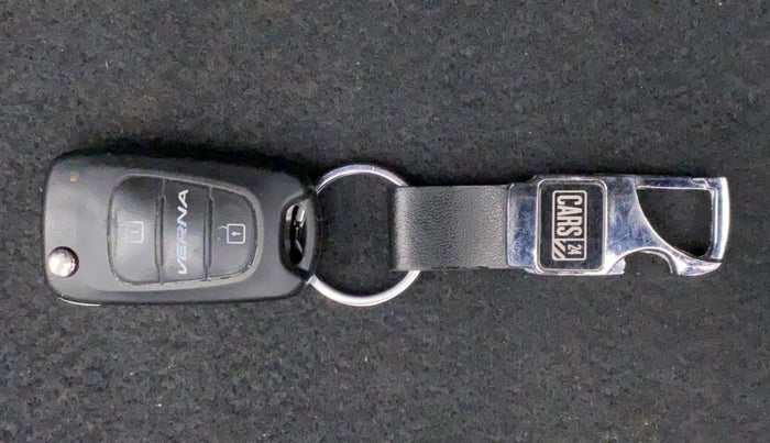 2013 Hyundai Verna FLUIDIC 1.6 CRDI SX, Diesel, Manual, 1,03,716 km, Key Close Up