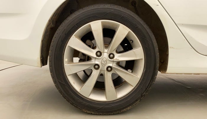 2013 Hyundai Verna FLUIDIC 1.6 CRDI SX, Diesel, Manual, 1,03,716 km, Right Rear Wheel