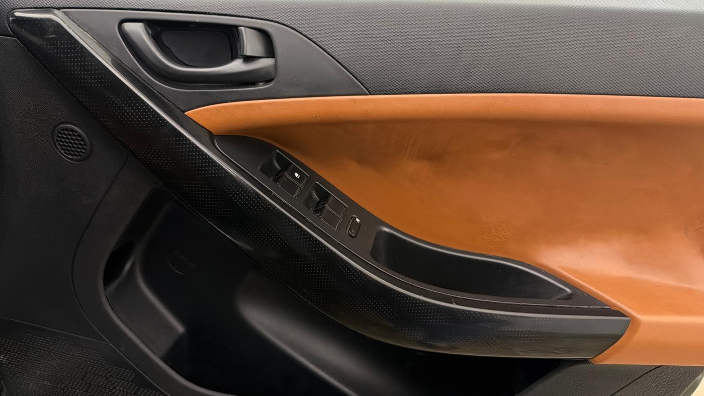 2023 Tata NEXON XM SUNROOF PETROL, Petrol, Manual, 31,146 km, Driver Side Door Panels Control
