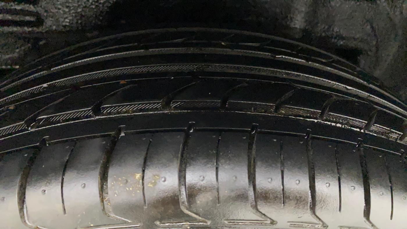 2015 Toyota Corolla Altis VL CVT PETROL, Petrol, Automatic, 83,431 km, Right Rear Tyre Tread