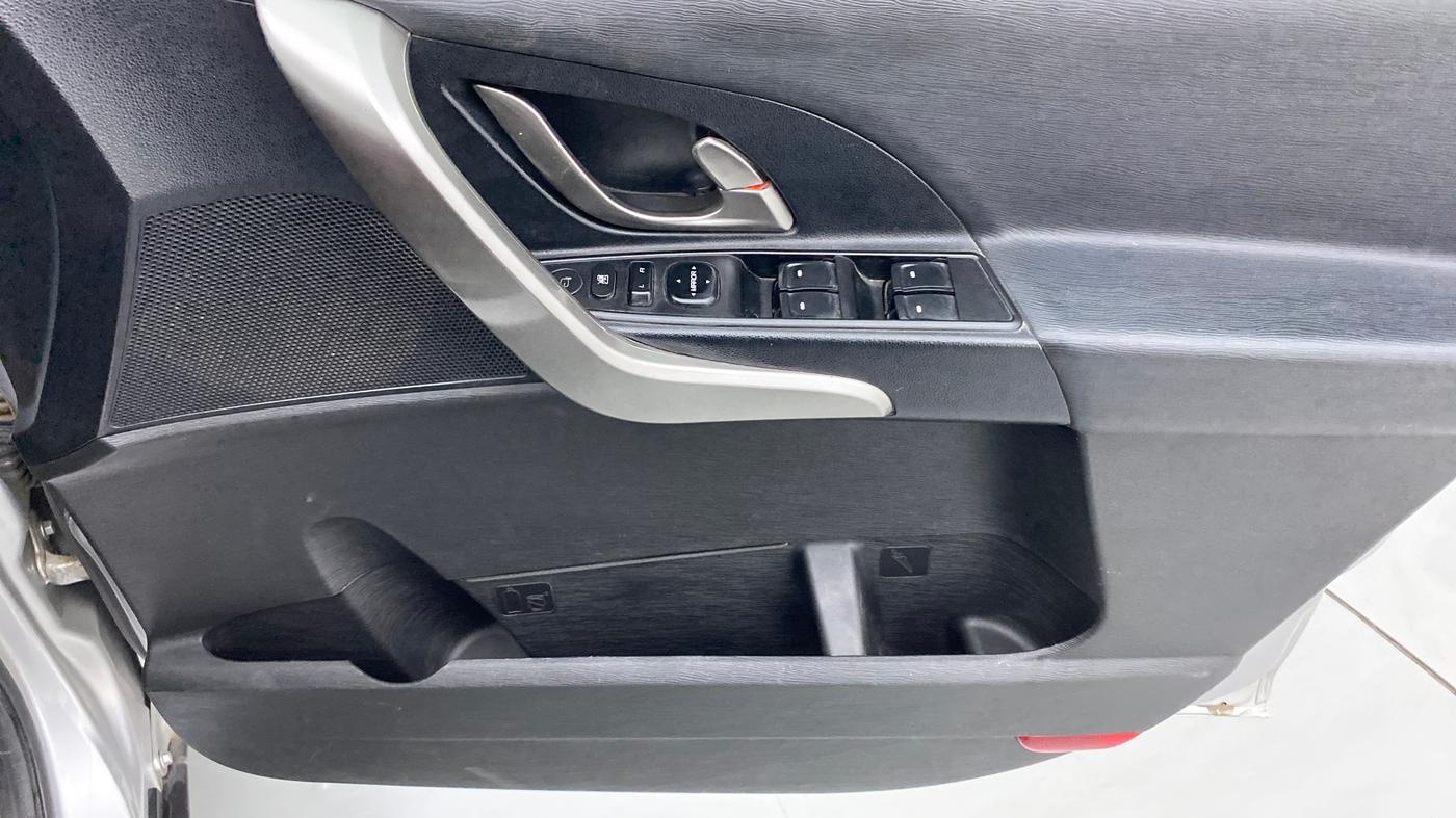 2018 Mahindra XUV500 W9 AT, Diesel, Automatic, 54,638 km, Driver Side Door Panels Control