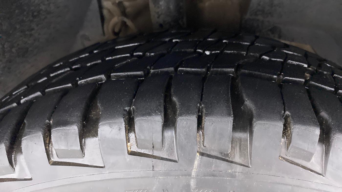 2018 Mahindra XUV500 W9 AT, Diesel, Automatic, 54,638 km, Right Front Tyre Tread