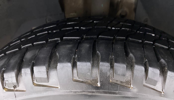2018 Mahindra XUV500 W9 AT, Diesel, Automatic, 54,638 km, Left Front Tyre Tread