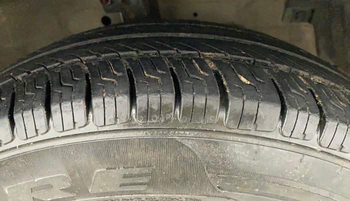 2012 Maruti Swift VXI, Petrol, Manual, 97,310 km, Right Front Tyre Tread