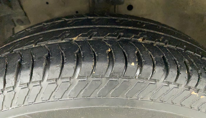 2012 Maruti Swift VXI, Petrol, Manual, 97,310 km, Left Front Tyre Tread